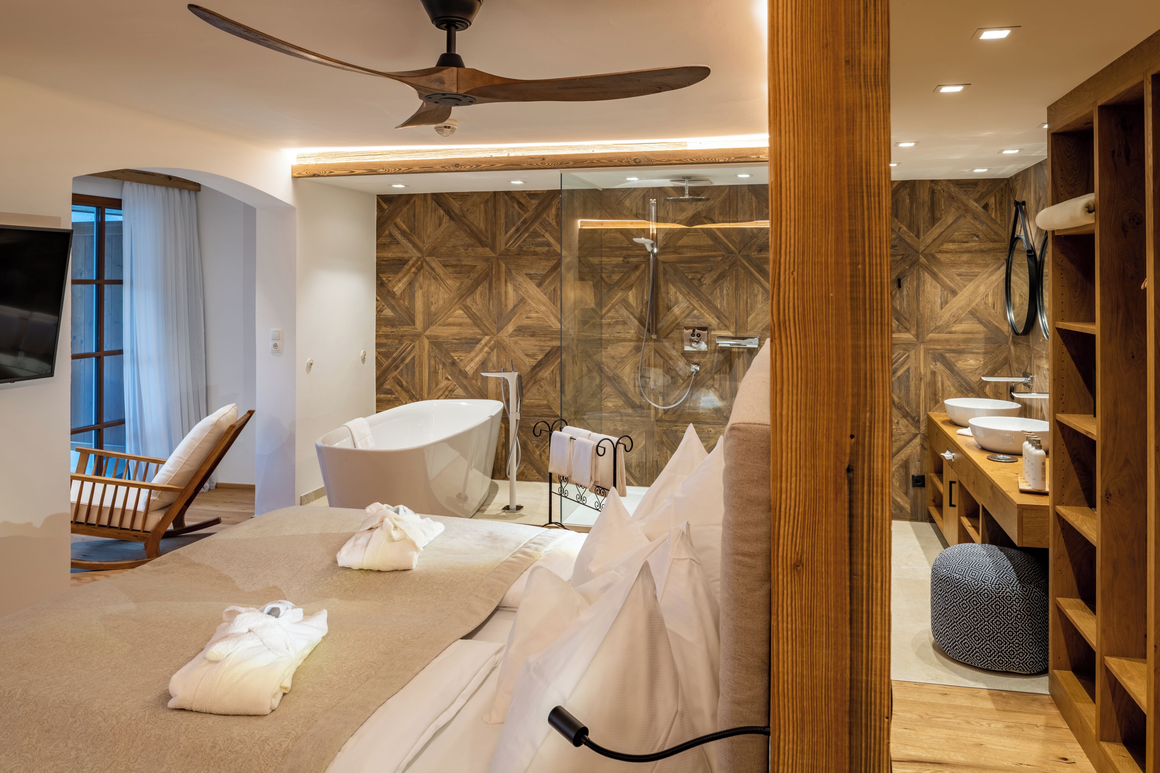 Studio Suite, Lake View