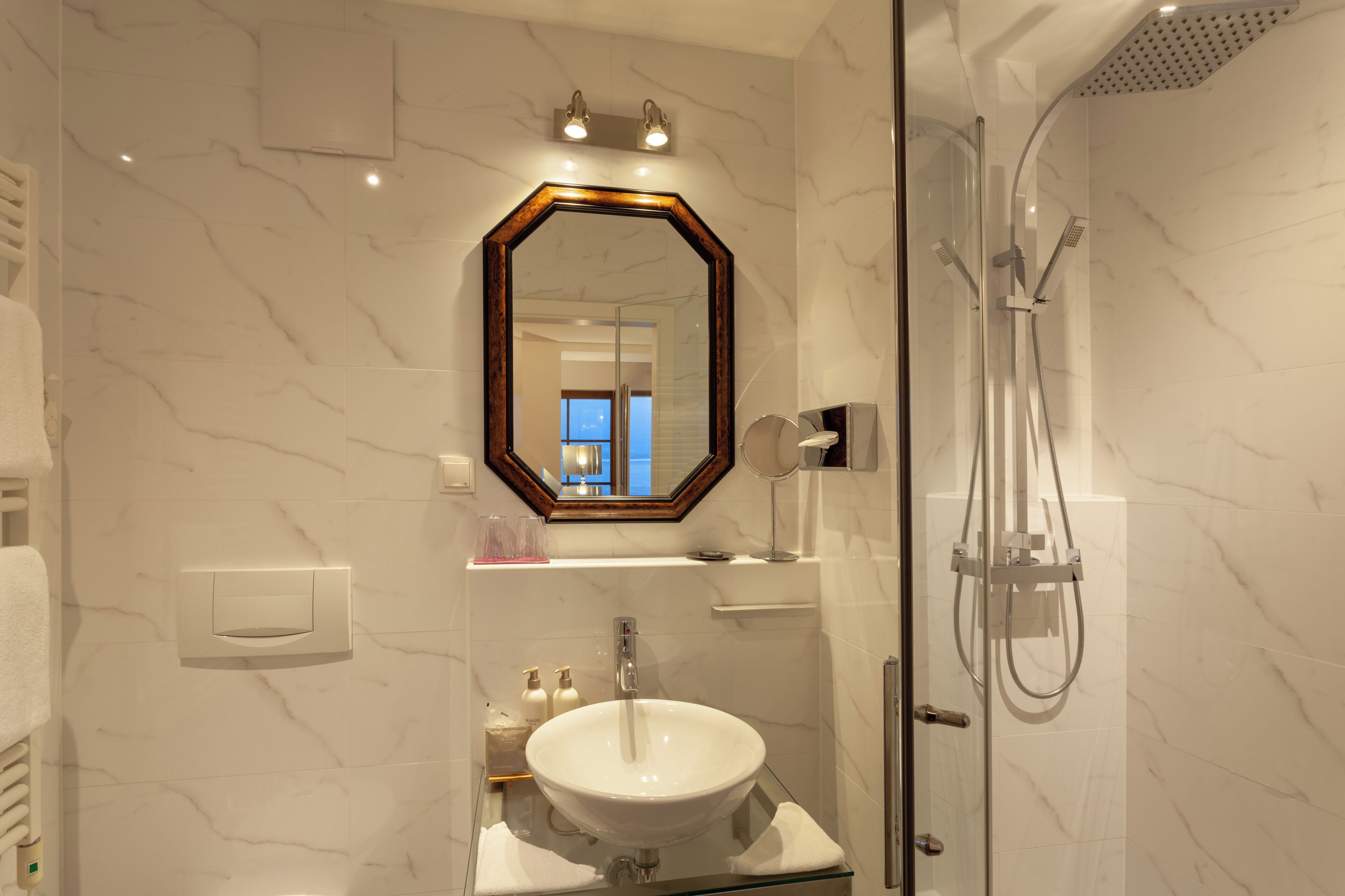 Superior-Doppelzimmer, Seeblick | Badezimmer | Haartrockner, Hausschuhe, Handtücher, Seife