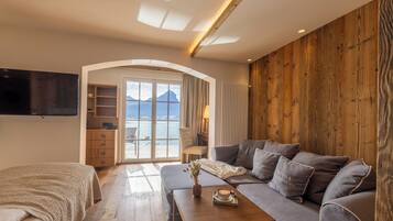 Studio Suite, Lake View