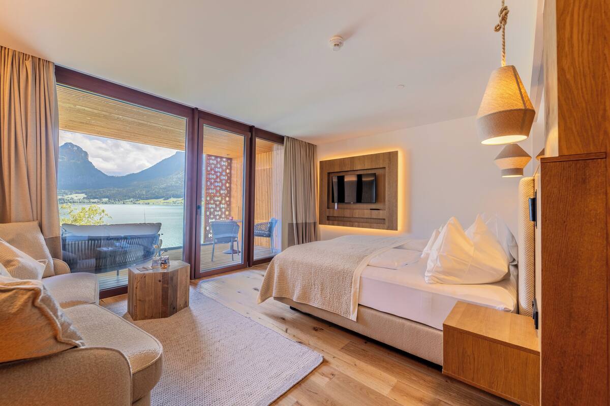 Quarto casal luxo, vista para o lago | Cofres nos quartos, cortinas blackout, ferros/tábuas de passar roupa