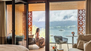 Deluxe Double Room, Lake View | Pemandangan dari bilik