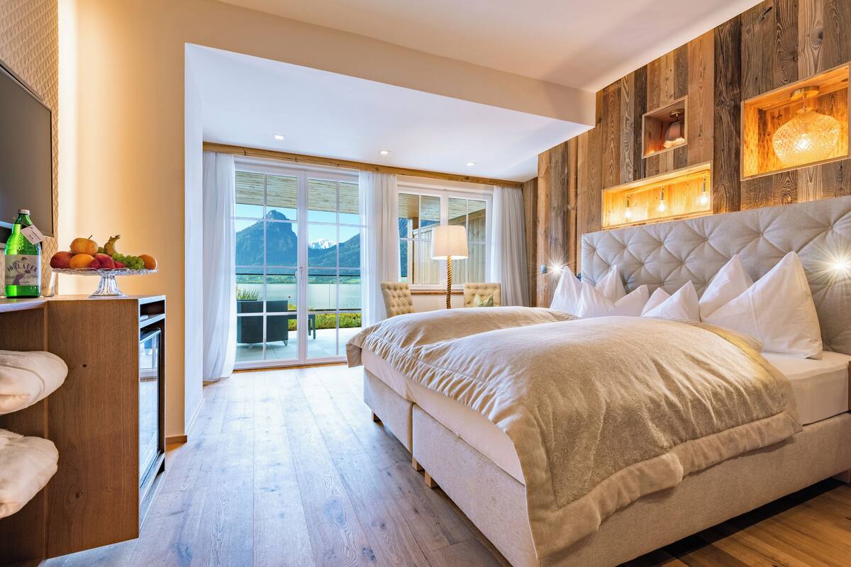 Quarto casal superior, vista para o lago | Cofres nos quartos, cortinas blackout, ferros/tábuas de passar roupa