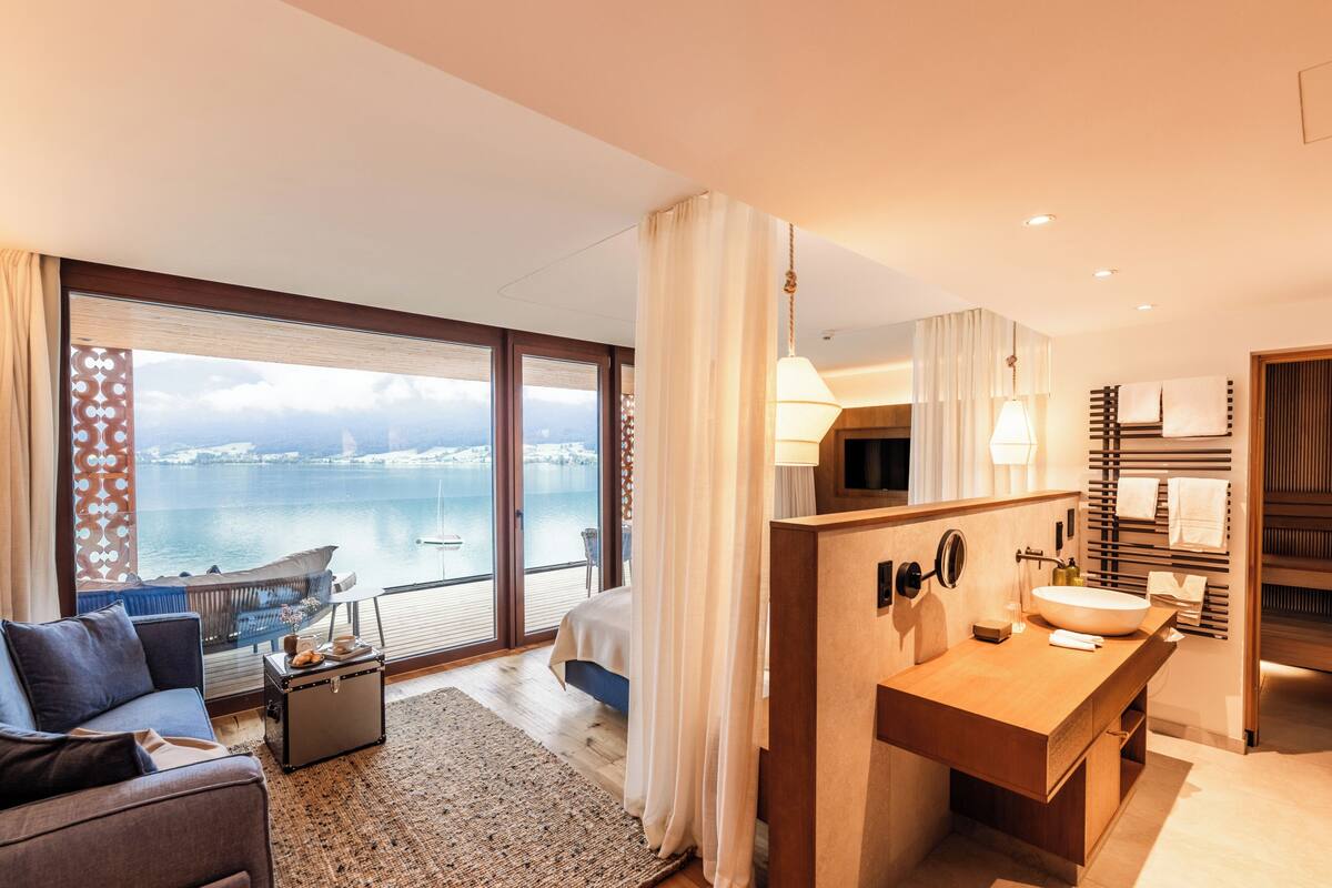Suíte com design assinado, vista para o lago | Cofres nos quartos, cortinas blackout, ferros/tábuas de passar roupa