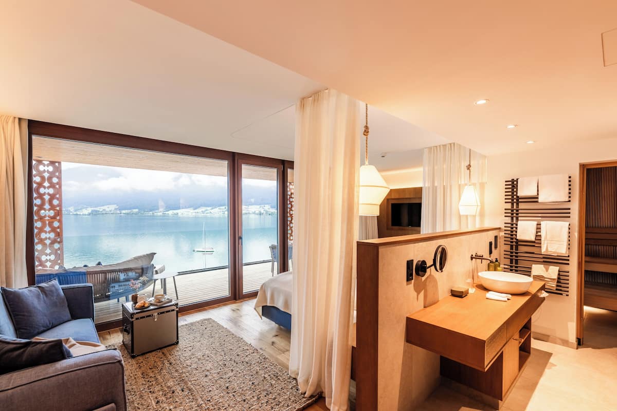 Signature Suite, Lake View