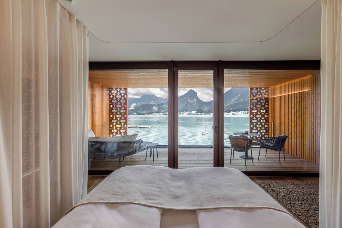Quarto casal superluxo, vista para o lago | Cofres nos quartos, cortinas blackout, ferros/tábuas de passar roupa