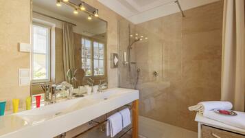 Comfort Double Room, Balcony, Lake View | Bilik Mandi | Pengering rambut, selipar, tuala disediakan, sabun