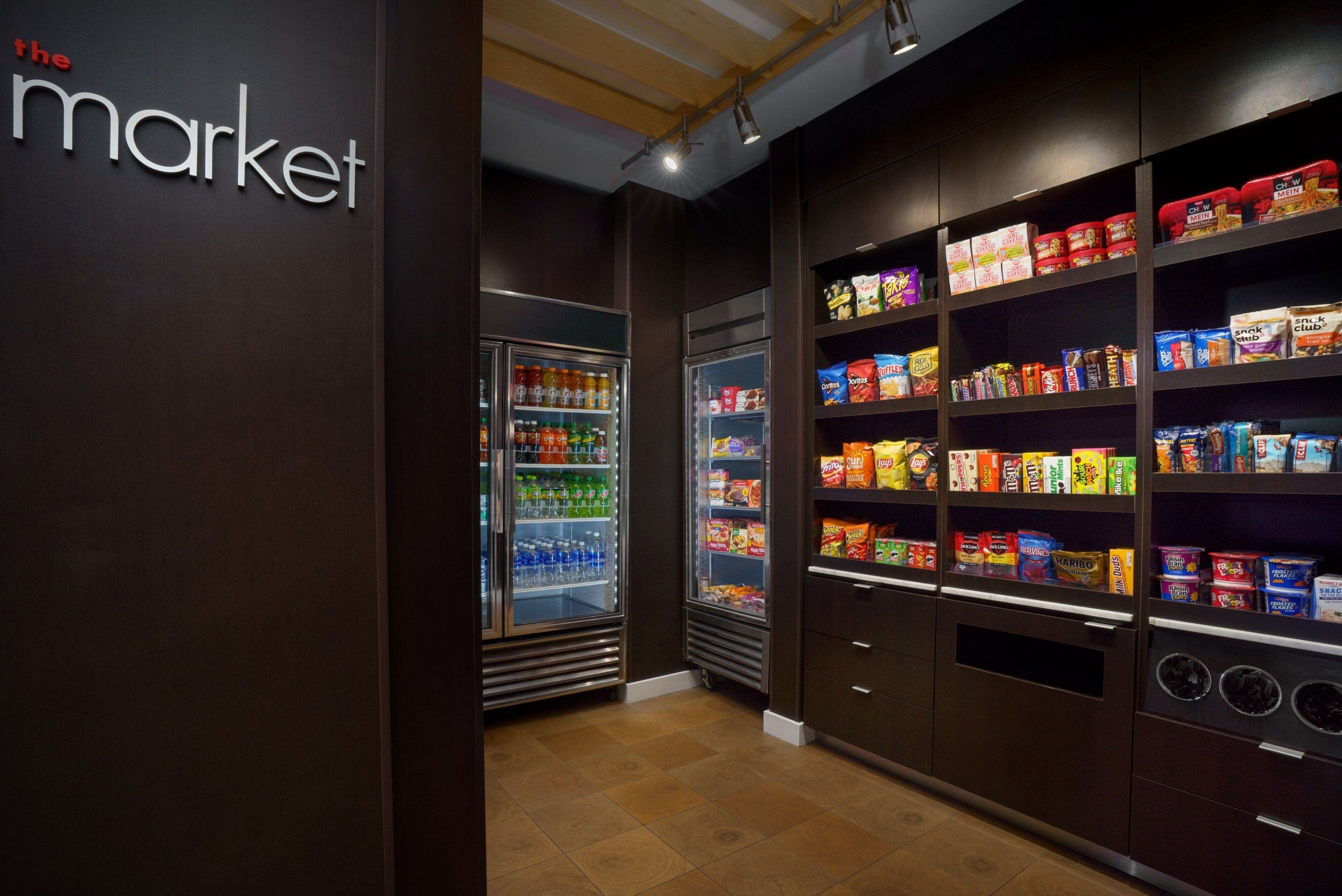 Un área de venta de snacks con diferentes opciones y una sección refrigerada.
