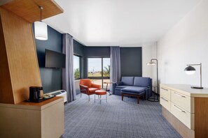 Suite – executive, flere senger (Mobility Accessible, Tub) | Allergitestet sengetøy, safe på rommet, skrivebord og strykejern/-brett