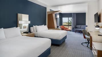 Suite ejecutiva, varias camas (Mobility Accessible, Tub) | Ropa de cama hipoalergénica y caja de seguridad en la habitación