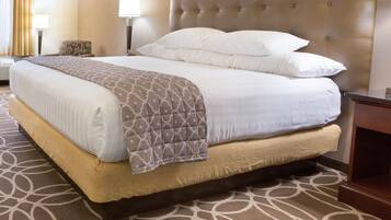 Escritorio, espacio para trabajar con laptop y cortinas blackout