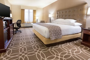 1 室のベッドルーム、デスク、ノートパソコン用作業スペース、遮光カーテン