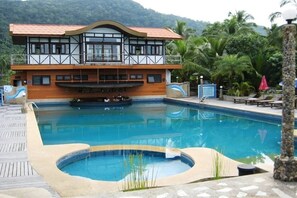 A hotel with a pool, a hot tub, and a terrace with lounge chairs. - Koh Chang Grand Lagoona (Ko Chang)