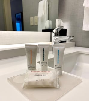 Combined shower/tub, designer toiletries, hair dryer, towels