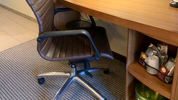 Escritorio, espacio para trabajar con un portátil, cortinas opacas