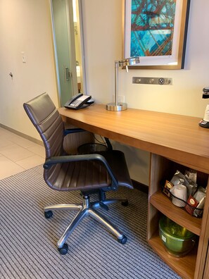 Bureau, espace de travail pour ordinateurs portables