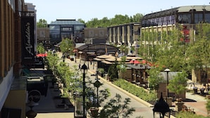 A street view with various buildings, including a restaurant and a university. - Hyatt Place Cleveland / Westlake / Crocker Park (Westlake)