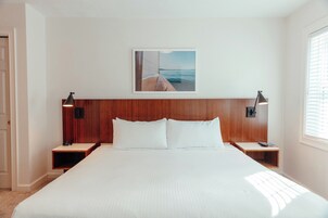 Standard Room, 1 King Bed | Desk, laptop workspace, blackout drapes, iron/ironing board