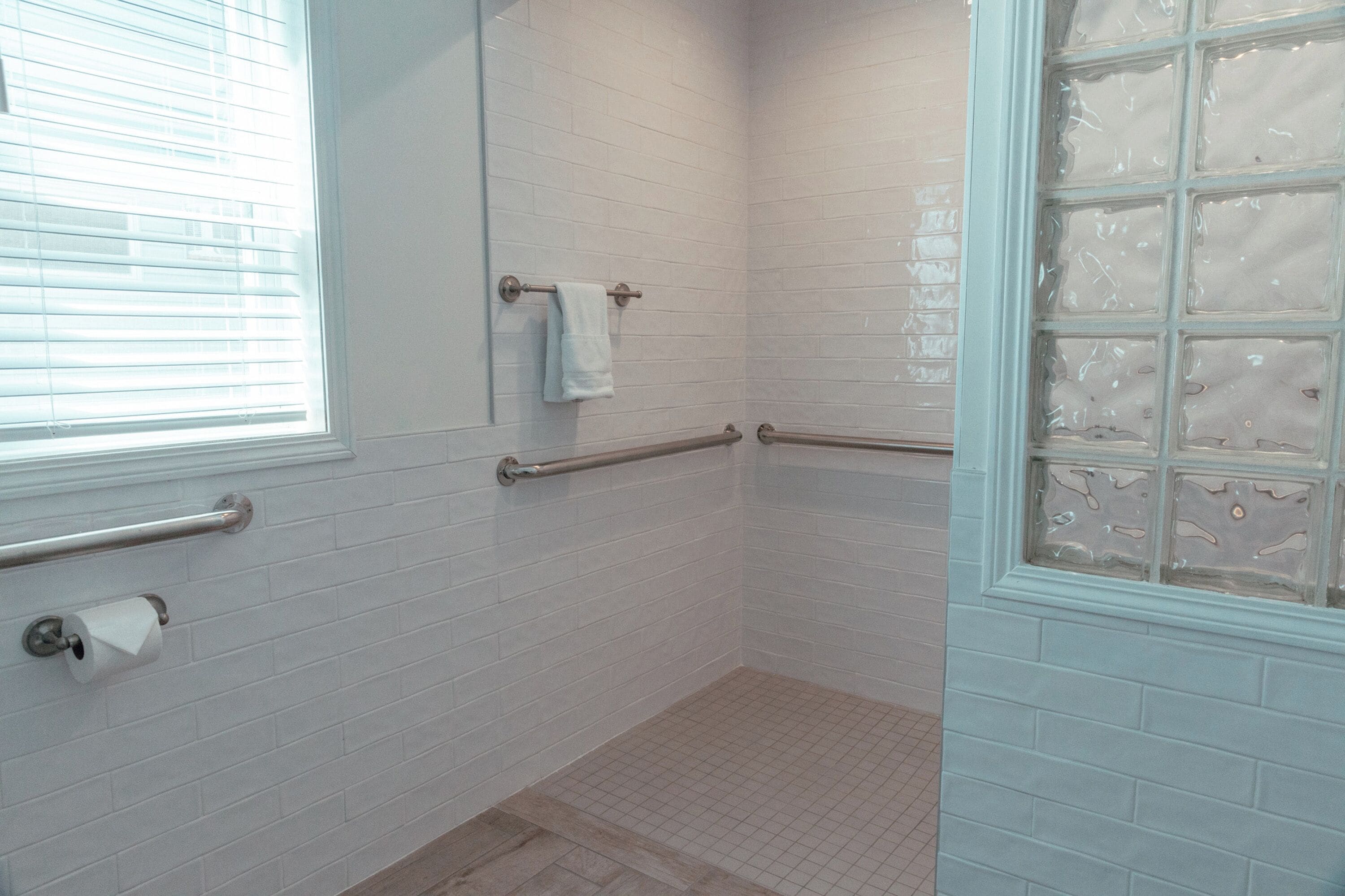 Standard Room, 1 Queen Bed | Bathroom shower
