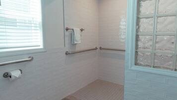 Standard Room, 1 Queen Bed | Bathroom shower