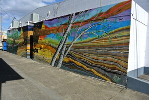 Un mural colorido en la pared exterior de un edificio.