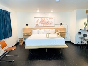 Studio Kitchenette with King Bed and a Bunk Bed | Iron/ironing board, free WiFi, bed sheets