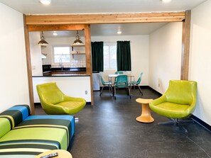 Leilighet, 1 kingsize-seng | Oppholdsområde | TV