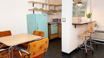Studio Kitchenette with 2 King Beds & 1 Twin Bunk Bed (Dog Friendly) | Private kitchenette