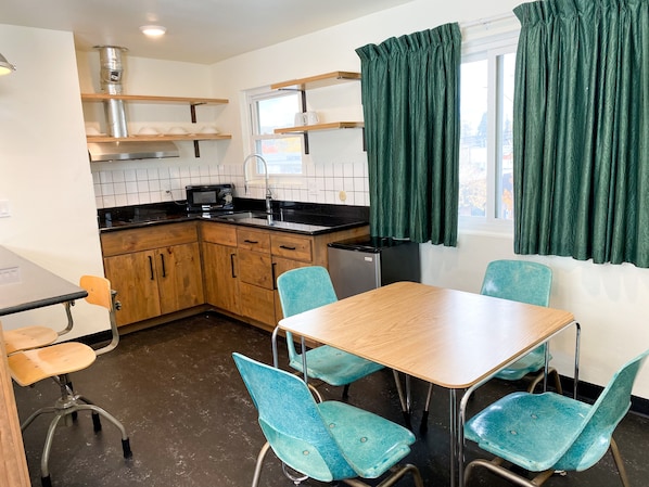 Apartment, 1 King Bed | Private kitchenette | Coffee/tea maker