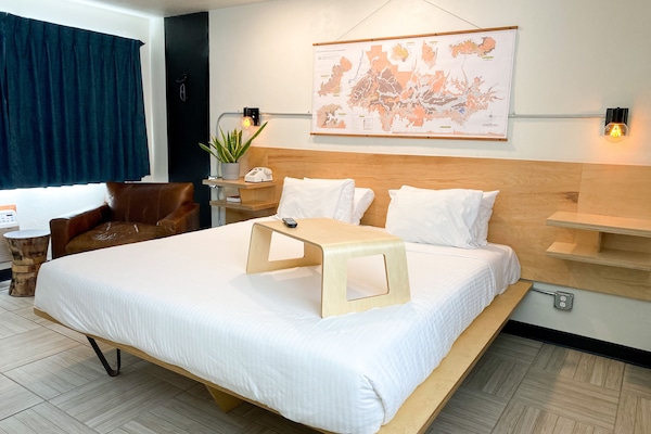 Silitysrauta/-lauta, ilmainen Wi-Fi, vuodevaatteet