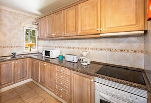 Private kitchen - Apartamentos Monte dos Avós, Albufeira (Albufeira)
