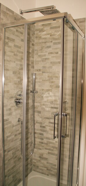 Doppia Comfort, 1 letto queen | Bagno | Doccia, set di cortesia gratuito, asciugacapelli, asciugamani