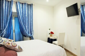 Deluxe Triple Room | Peralatan tempat tidur premium, bar mini, peti besi dalam bilik, meja 