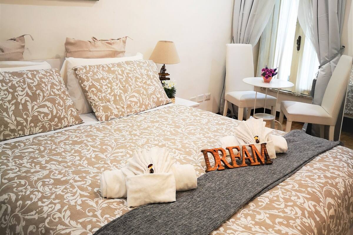 Comfort Double Room, 1 Queen Bed | Premium bedding, minibar, in-room safe, desk