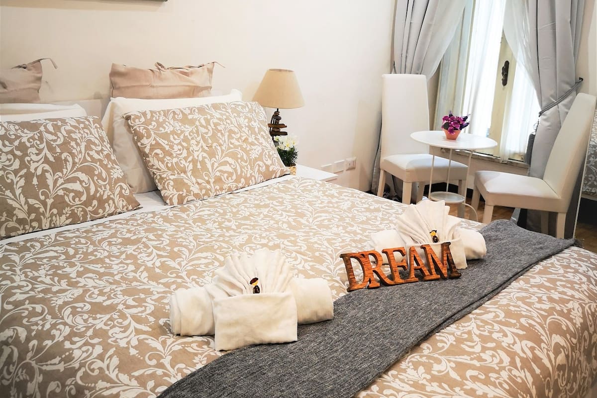 Doppia Comfort, 1 letto queen | Biancheria da letto di alta qualità, minibar, una cassaforte in camera