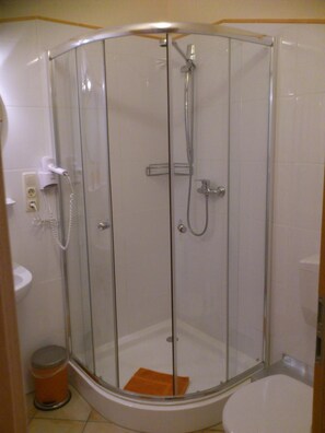 Shower, towels - Eifelpension Schebesta (Kall)