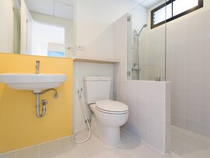 Shower, free toiletries, hair dryer