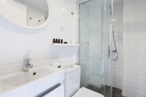 Shower, hair dryer, towels, soap - Aspasios Charming Flats (Barcelona)