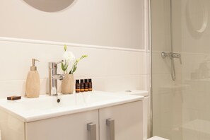 Shower, hair dryer, towels, soap - Aspasios Charming Flats (Barcelona)