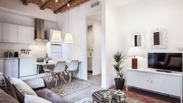 Apartment, 2 Bedrooms | Private kitchen | Fridge, microwave, oven, stovetop