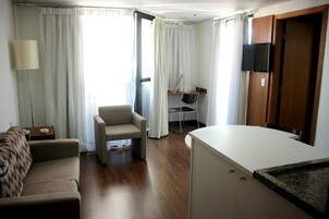 Quarto casal superluxo | Sala de estar | TV LCD 29 polegadas com canais digitais, TV