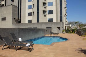 Piscine extérieure, parasols, chaises longues