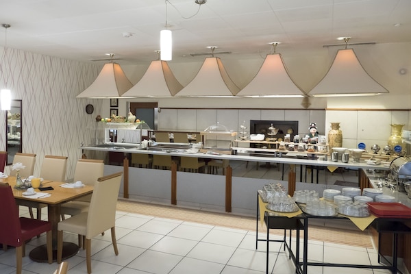 Desayuno buffet diario (EUR 14 por persona)