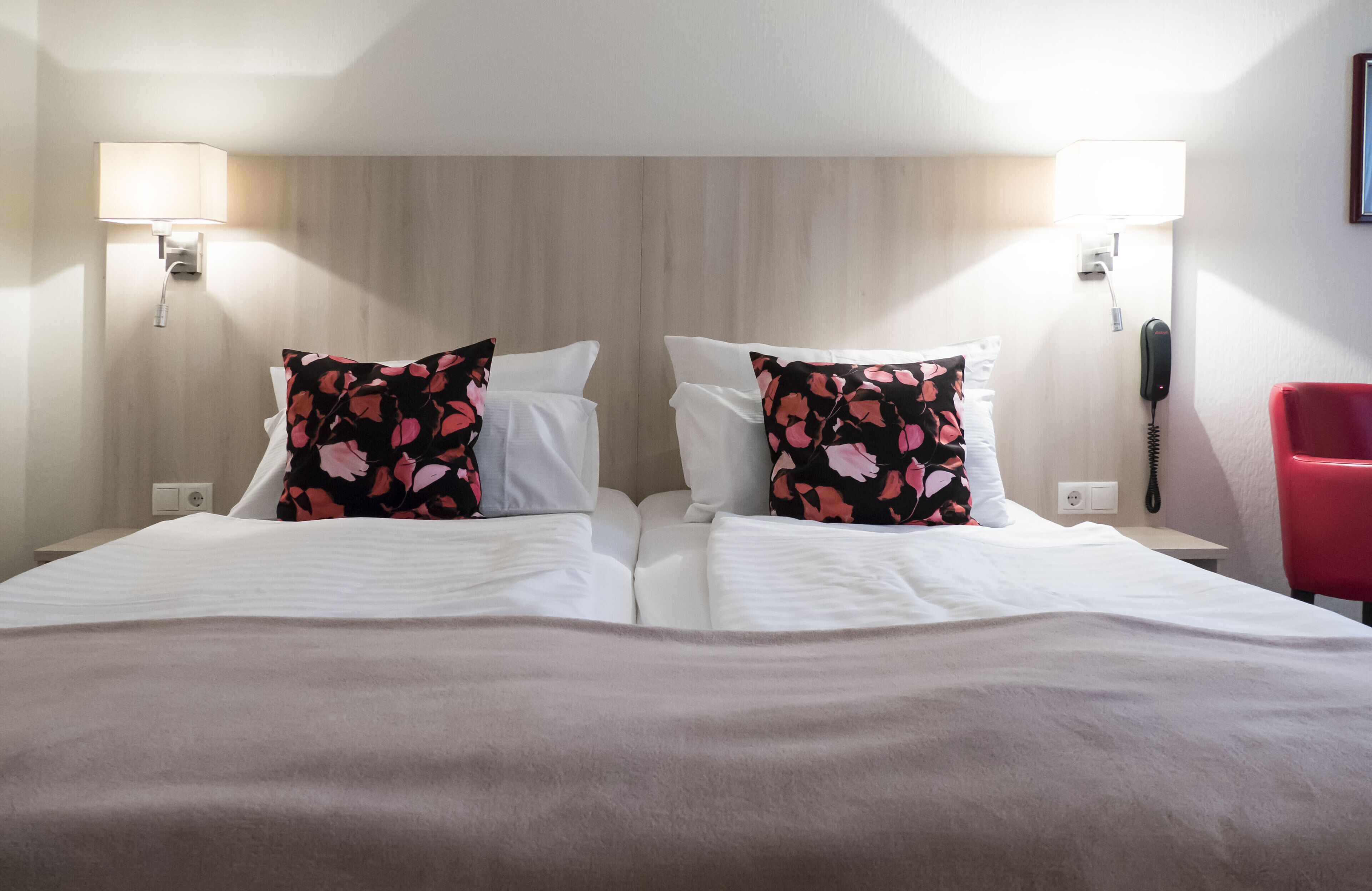 غرفة مزدوجة | خزنة داخل الغرفة ومكتب ومساحة عمل للكمبيوتر المحمول وستائر تعتيم