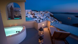 Honeymoon Caldera View Suite with Hot Tub | ビーチ / オーシャン ビュー