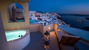 Honeymoon Caldera View Suite with Hot Tub | Vue sur la plage/l’océan