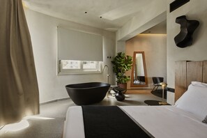 Grand Caldera View Suite with Hot Tub | Hypo-allergenic bedding, memory foam beds, in-room safe - Damigos Caldera World (Santorini)