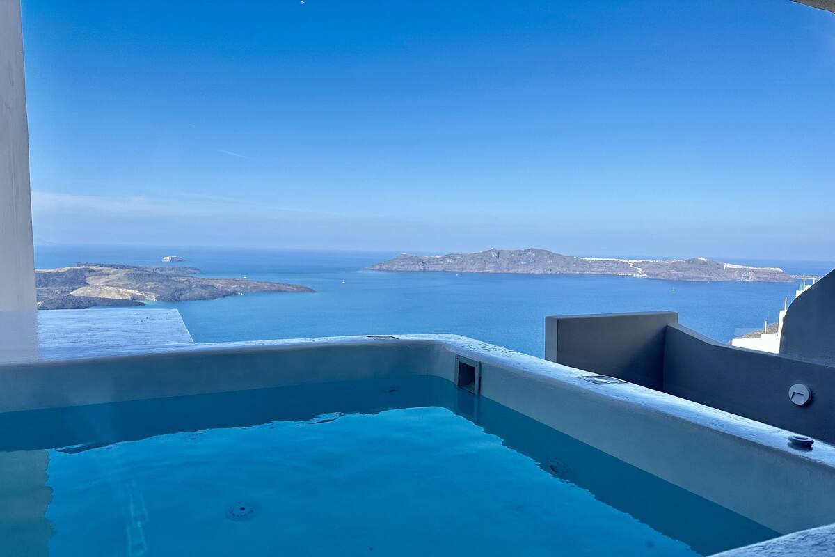 Master Caldera View Suite with Hot Tub | 低過敏寢具、記憶床墊、客房內保險箱、書桌