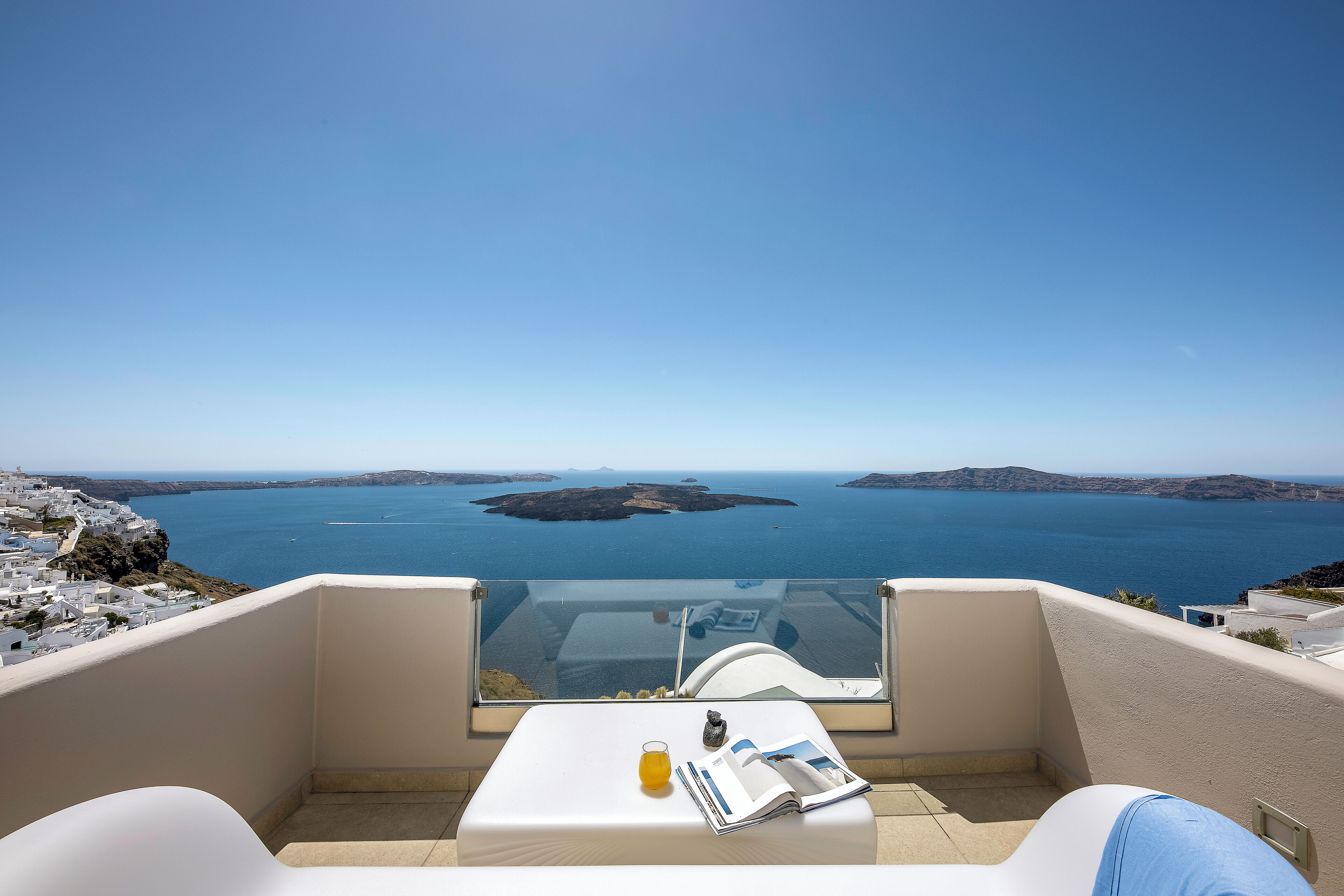 Een balkon met helder uitzicht op zee en eilanden.