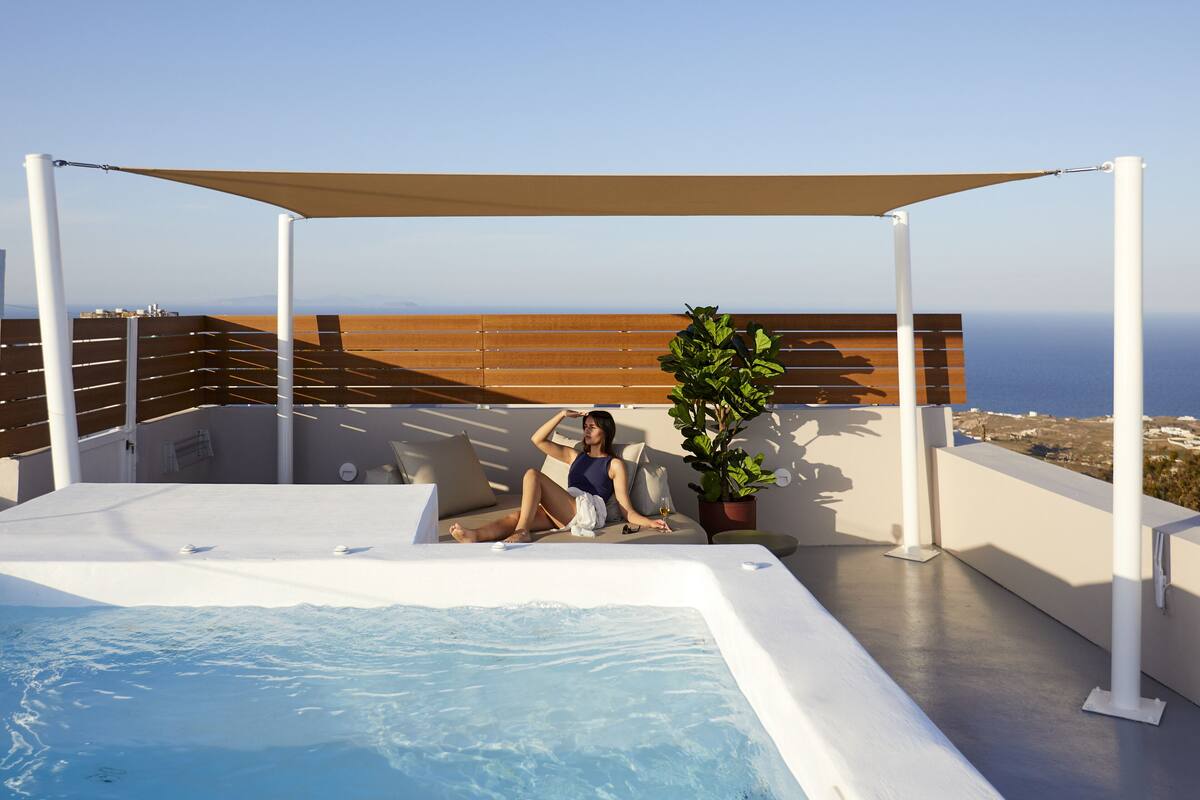 Grand Caldera View Suite with Hot Tub | 低過敏寢具、記憶床墊、客房內保險箱、書桌