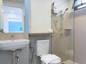 Shower, free toiletries, hair dryer - Hop Inn Udonthani (Udon Thani)